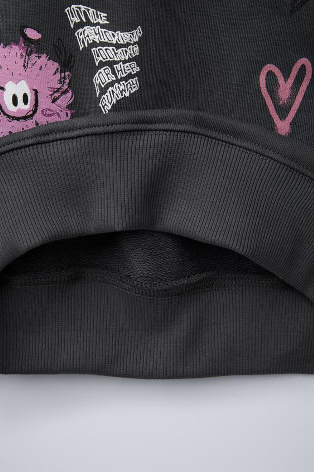 ZARA ТОЛСТОВКА С ПРИНТОМ «ГРАФФИТИ», АНТРАЦИТОВО-СЕРЫЙ