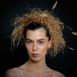 Ободок тонкий с бежевыми перьями