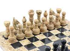 Шахматы из мрамора черного и ракушечника в кейсе