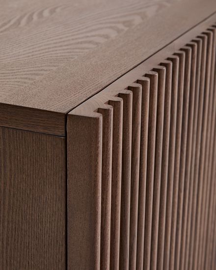 Тумба под ТВ Beyla из ясеня с отделкой под орех