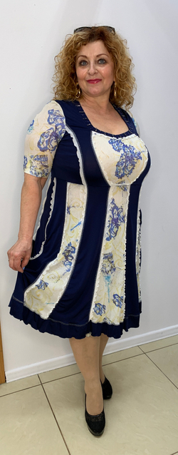 Укороченное летнее платье с вертикальными вставками