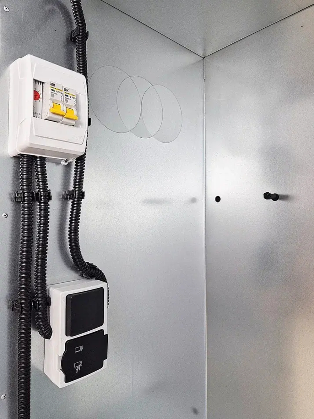 Комплект котел настенный NAVIEN Deluxe C-16k COAX + термобокс наруж. размещения + коаксиальная труба