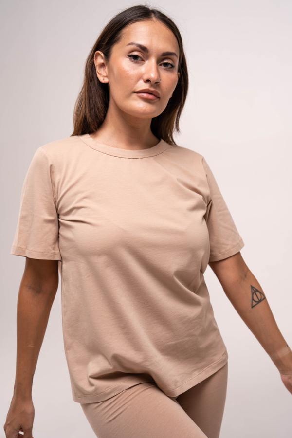 Базовая футболка в бежевом цвете