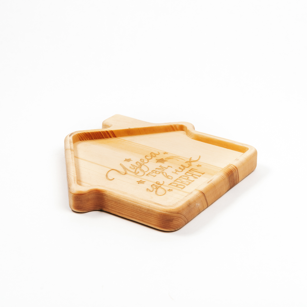 Деревянная менажница из кедра для подачи блюд и закусок с гравировкой "Чудеса там, где в них верят"