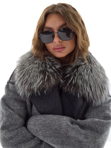 Серое пальто на поясе с меховым воротником