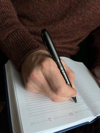 Подарочный набор с гравировкой: Ежедневник недатированный и ручка роллер Parker IM Achromatic Matte Black