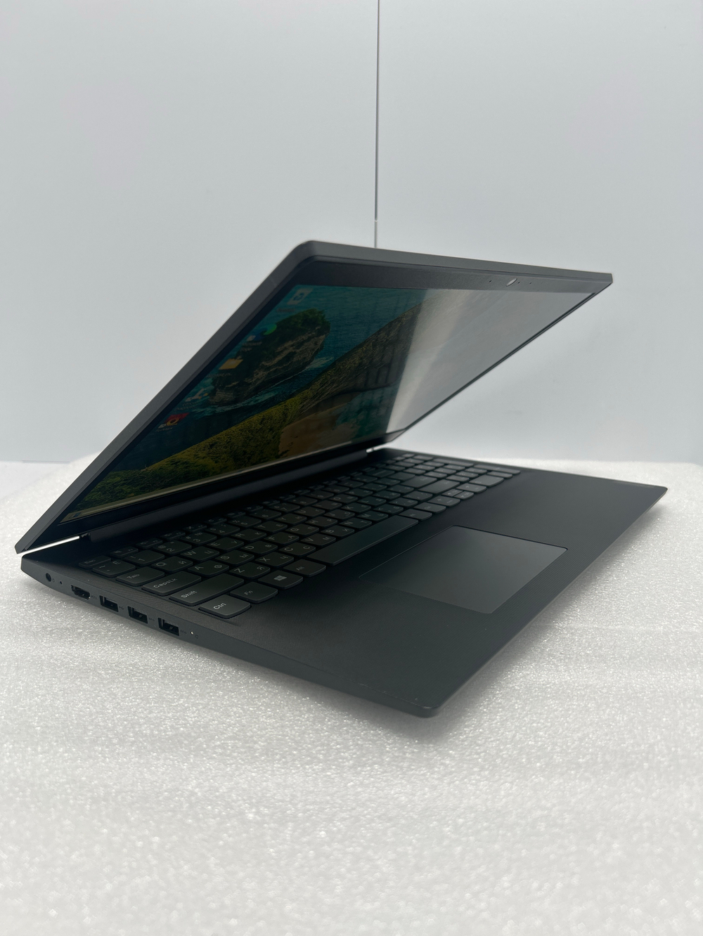 Ноутбук Lenovo V15-ADA (82C7009URU) 15.6"/AMD Athlon Gold 3150U/RAM 4G/SSD 256G/AMD Radeon Graphics/1920*1080/TN/DOS/Подсветка кл-ры: нет/Черный. Состояние: B1