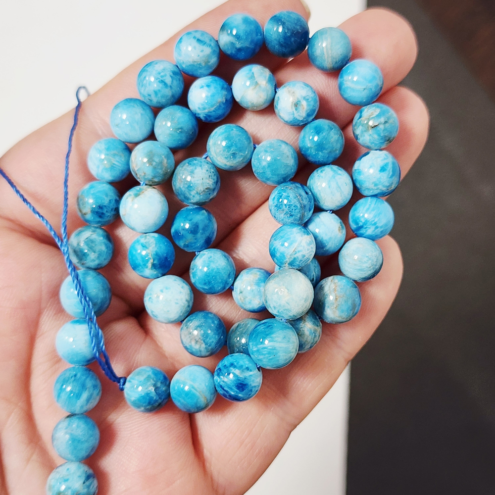 Апатит природный, шар 7.9 - 8.1мм, цена за нить 9.5см (1/4)