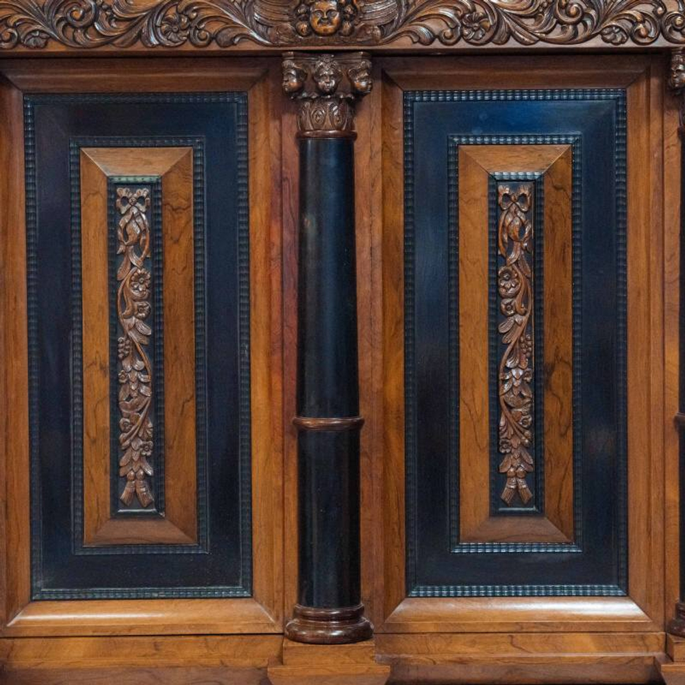 Кабинетный шкаф