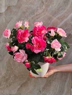 Искусственные цветы Розы малиново-розовые густые в белом кашпо
