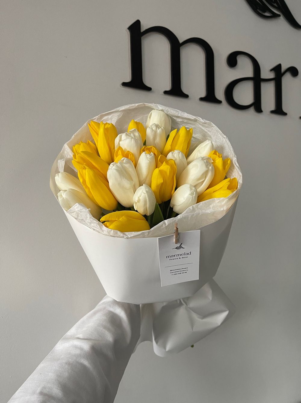 Букет из 25 белых и желтых тюльпанов