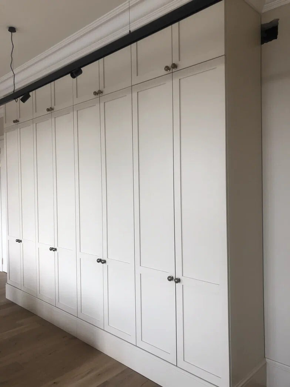 Встроенный белый шкаф с классическими дверцами