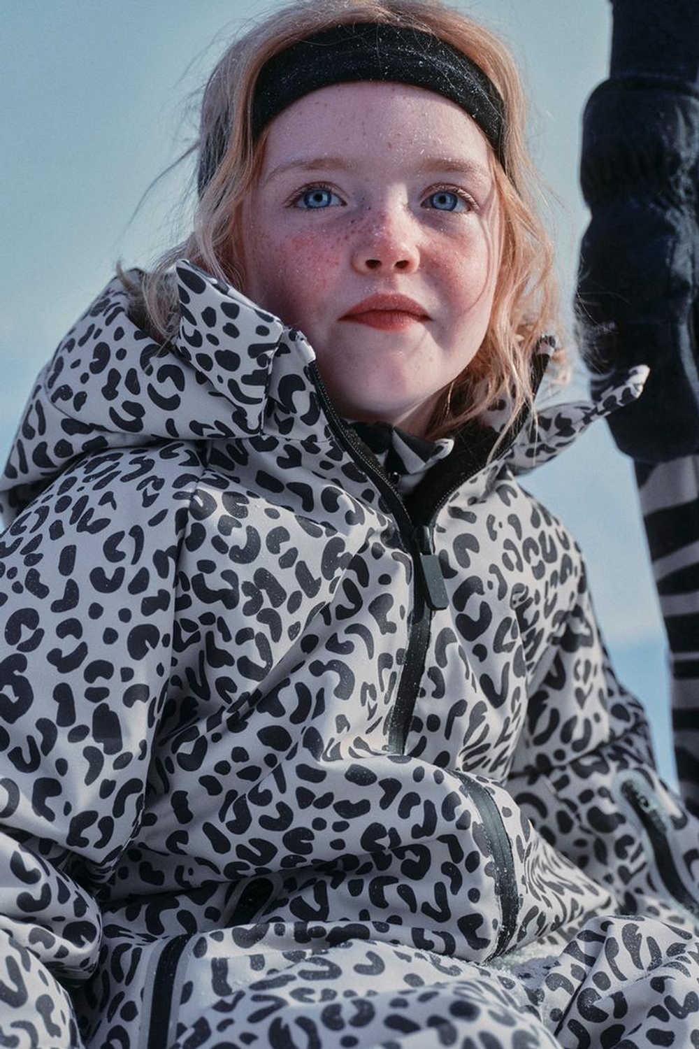 ZARA НЕПРОМОКАЕМЫЙ ВЕТРОЗАЩИТНЫЙ КОМБИНЕЗОН С АНИМАЛИСТИЧЕСКИМ ПРИНТОМ, СВЕТЛО-СЕРЫЙ