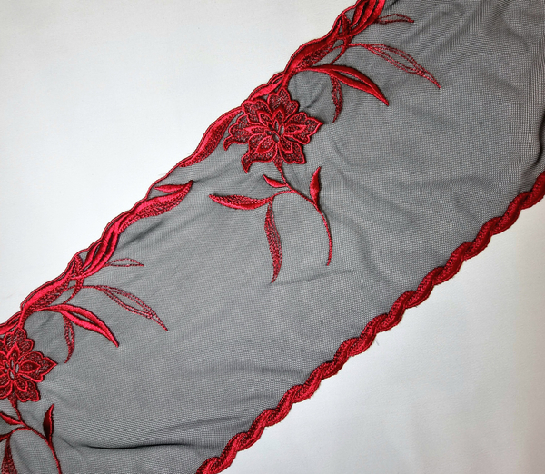 Вышивка на сетке чёрная с красными цветами К087