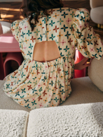 Платье в ромашку с вырезом на спине