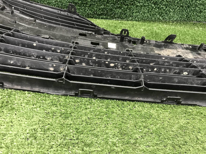 Решетка переднего бампера Toyota Camry xv70 (2017-2021)