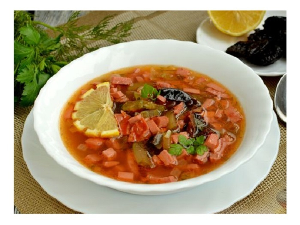 Солянка с колбасой и черносливом