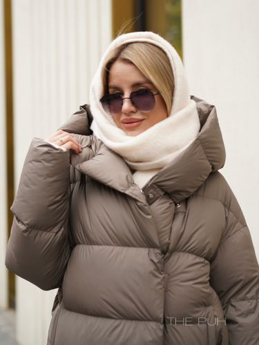 Коричневый пуховик с объёмным капюшоном