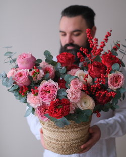 Корзина с ранункулюсами, пионовидными розами Ред и Пинк Монстр и иллексом