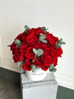 Цветочная коробка из красных кустовых роз и эвкалипта размер S