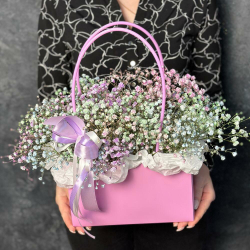 Композиция из радужной гипсофилы в сумочке
