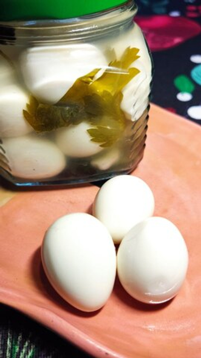 Яйца перепелиные маринованные