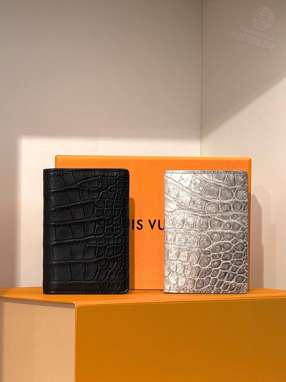 Визитница Louis Vuitton из кожи крокодила