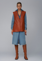 Женский кожаный жилет коричневый с пуговицей