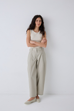 Брюки Рита из хлопка 100%. Цвет кварц. Размер 44. Дефект ткани спереди. №92