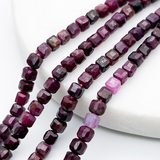 Корунд красный бусины, куб, размер около 4 мм, цена за 24-25 шт (1/4 нити)