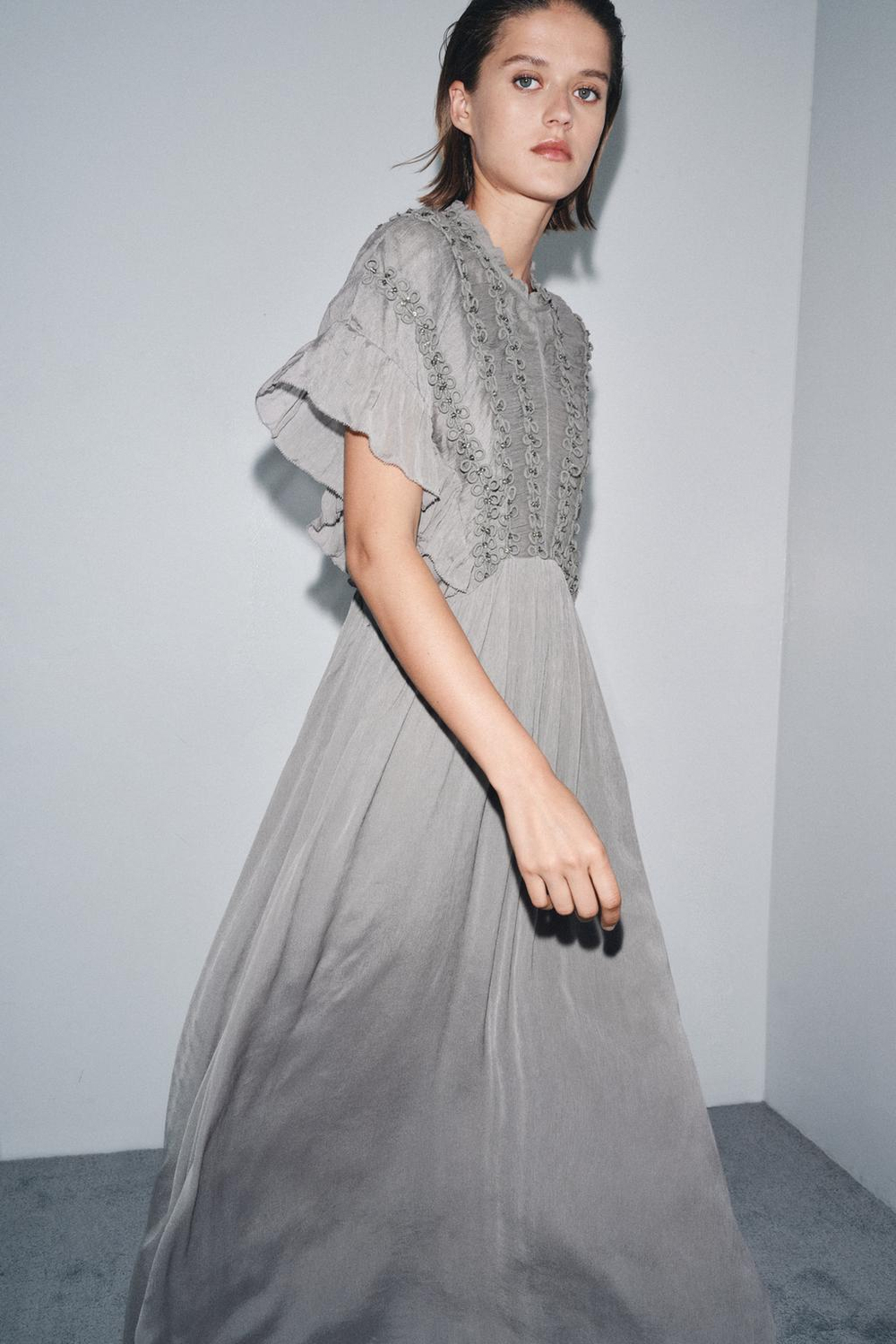 ZARA ПЛАТЬЕ С УЗЛАМИ И УКРАШЕНИЯМИ, СЕРЫЙ