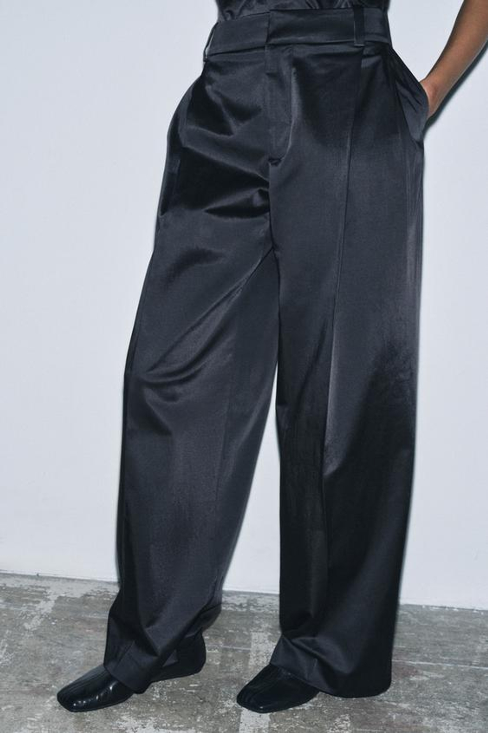 ZARA АТЛАСНЫЕ БРЮКИ С ЗАЩИПАМИ — ZW COLLECTION, ЧЕРНЫЙ