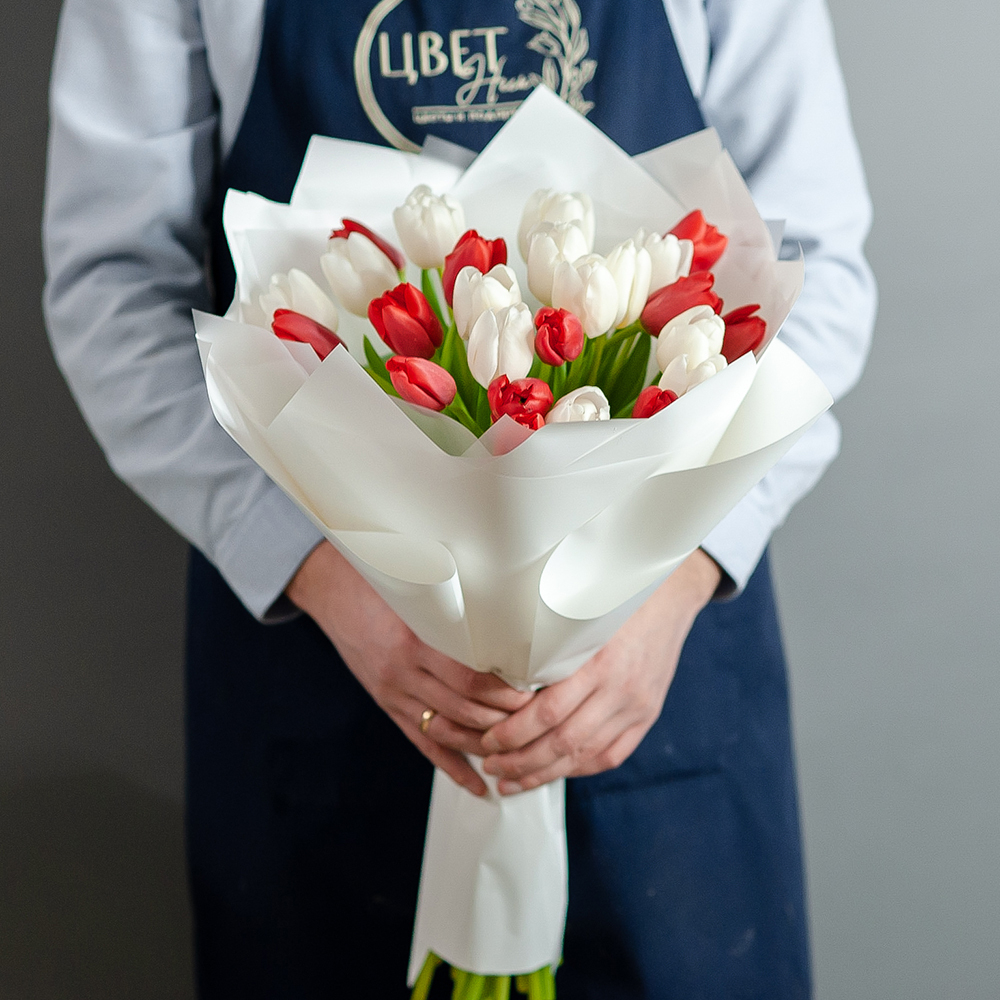 Белые и красные тюльпаны