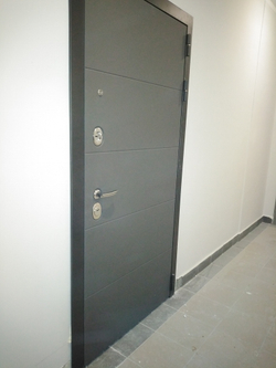 Входная металлическая дверь в квартиру Лабиринт ART (АРТ) графит 01 Беленый дуб Стекла черные