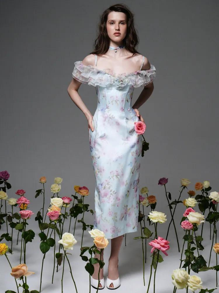 Мэй миди (May midi), платье миди из голубой органзы с цветочным принтом, с рюшами и розой