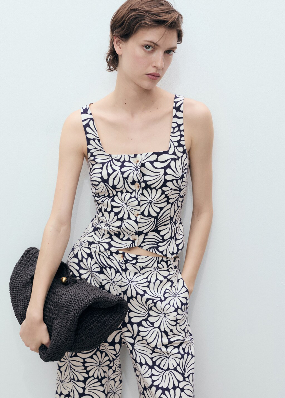 Приталенный льняной топ с цветами