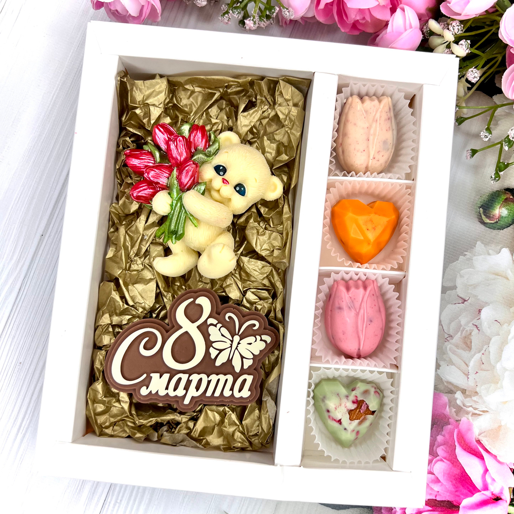 Шоколадный набор "С 8 марта. Мишка с тюльпанами": шоколадка-надпись и 4 конфеты ручной работы
