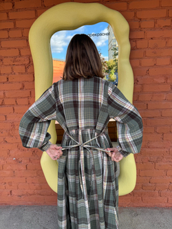 Платье оверсайз "жабо без жабо" с длинным рукавом, пыльно-зеленая клетка