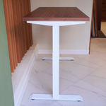 Регулируемый компьютерный стол Motor UP с регулировкой по высоте — столешница МДФ американский орех