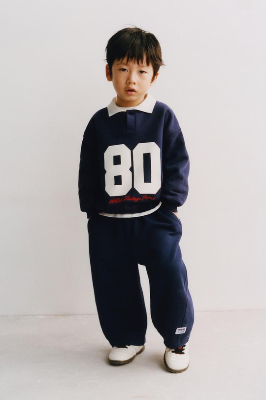 ZARA ТОЛСТОВКА ПОЛО С ПРИНТОМ «ЦИФРА», МОРСКОЙ СИНИЙ