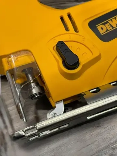 Лобзик DeWalt c лазером электрический