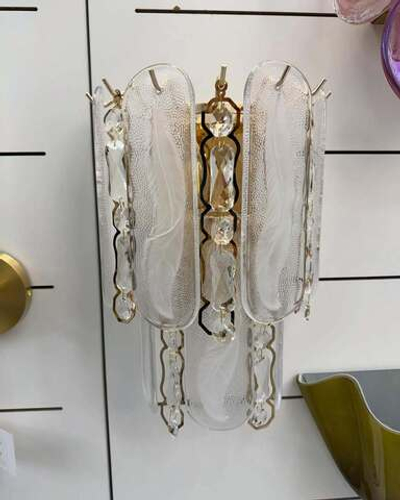 Стильный бра со стеклянными декоративными пластинами.