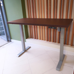 Регулируемый компьютерный стол Motor UP с регулировкой по высоте — столешница МДФ венге