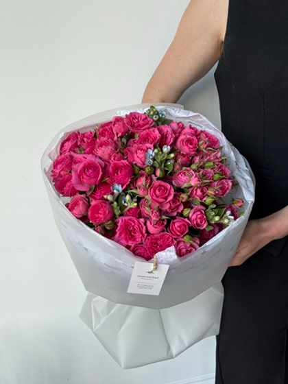 Букет из кустовых роз в ярком оттенке и оксипеталума