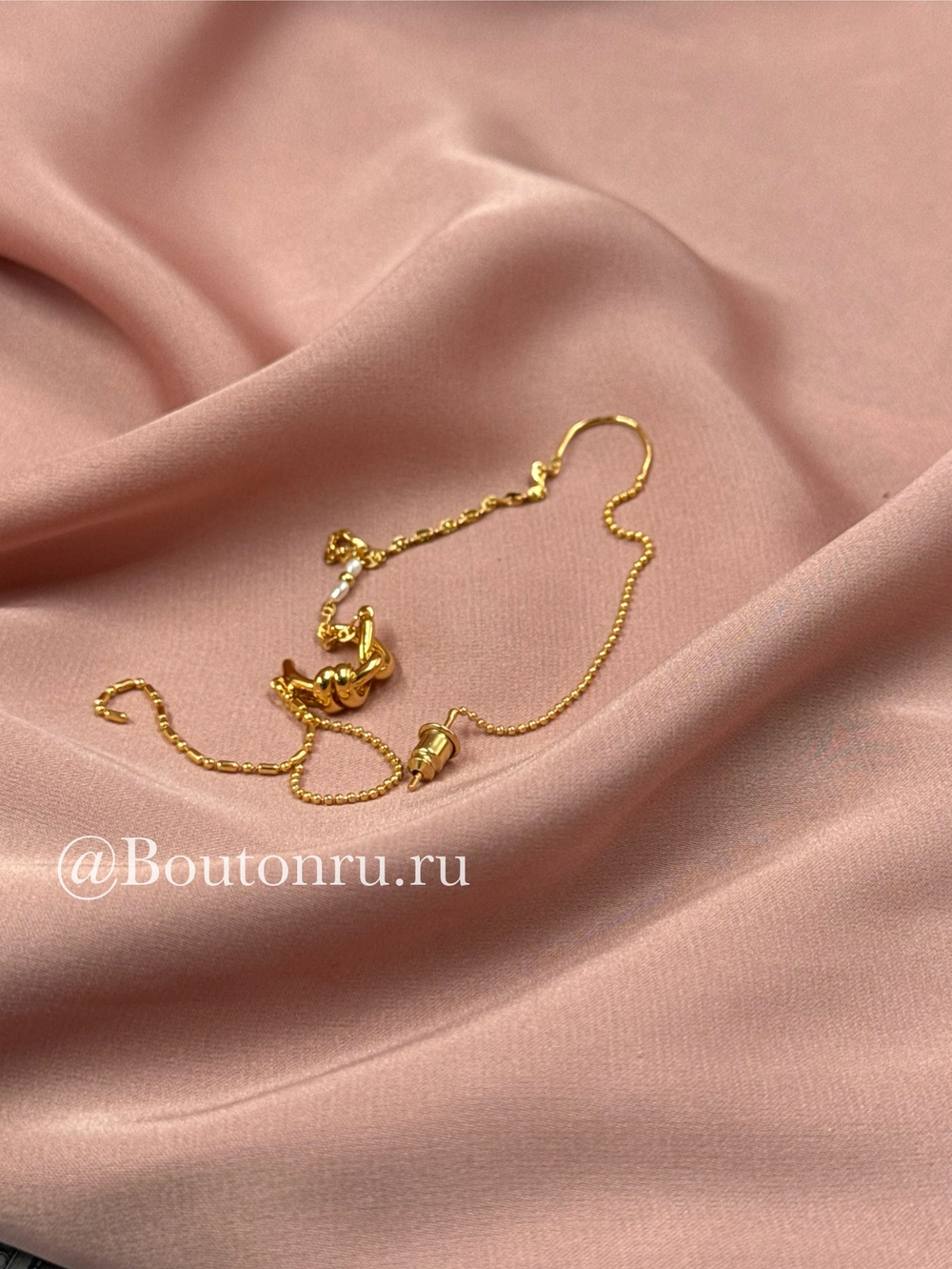 Серьга-кафф золотистая с монилью