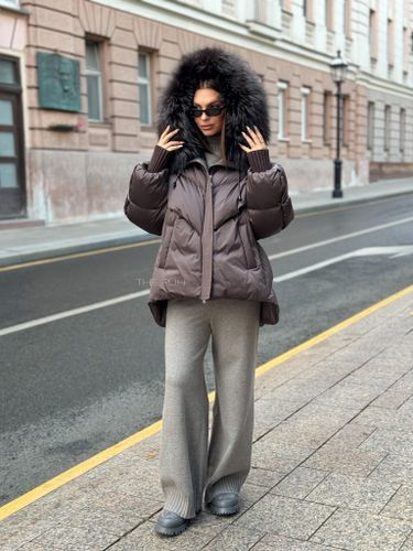 Шоколадный пуховик с удлиненной спинкой и мехом енота