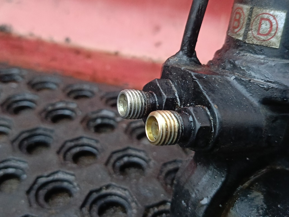 Цилиндр подъема кабины левый 2023г.