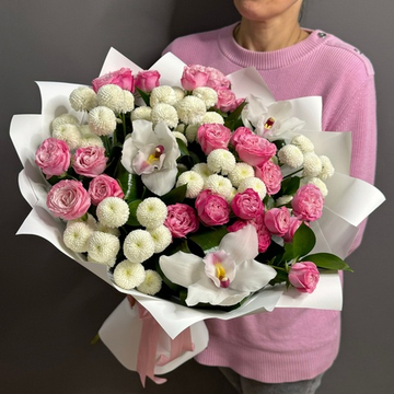 Авторский букет с кустовыми пионовидными розами "Lady Bombastic"