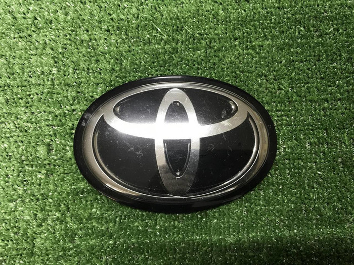 Эмблема решетки радиатора Toyota Camry xv70 17-21
