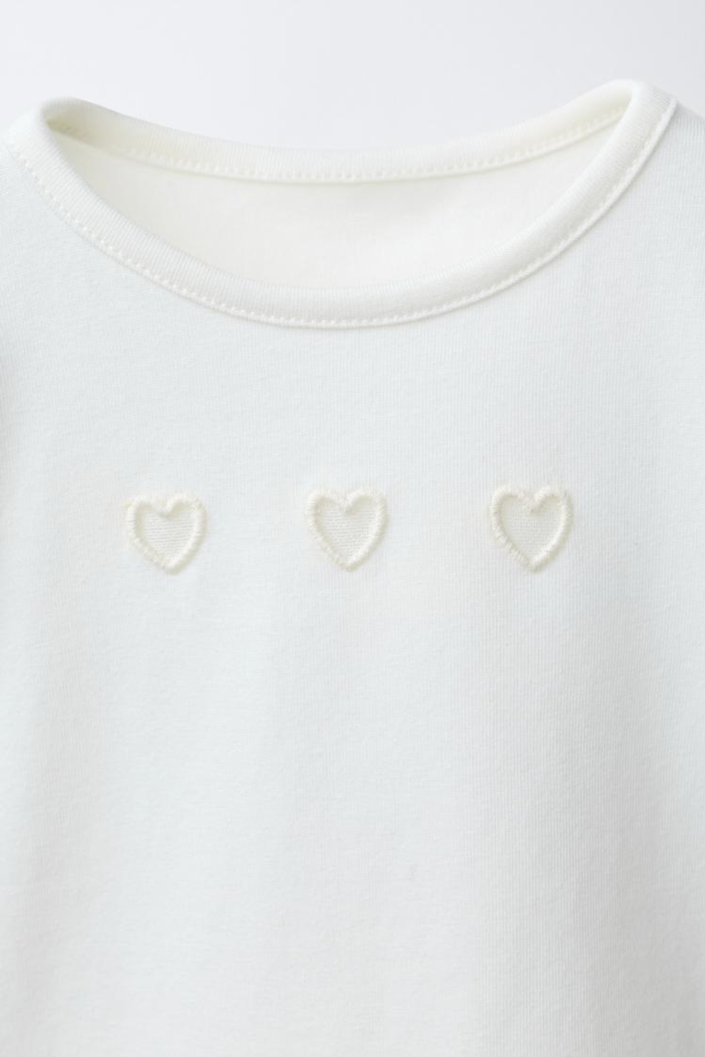 ZARA ФУТБОЛКА С СЕРДЕЧКОМ, ЖЕЛТОВАТО-БЕЛЫЙ